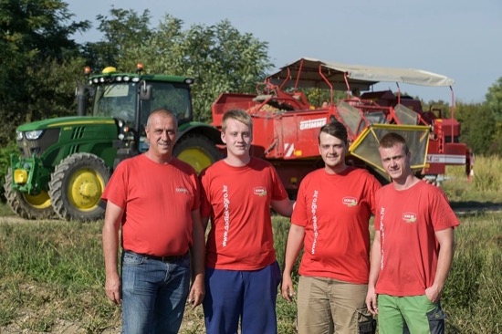 S lijeva na desno: Mirjan, Dino, Andrija i Karlo Dodlek u berbi krumpira, 2021.